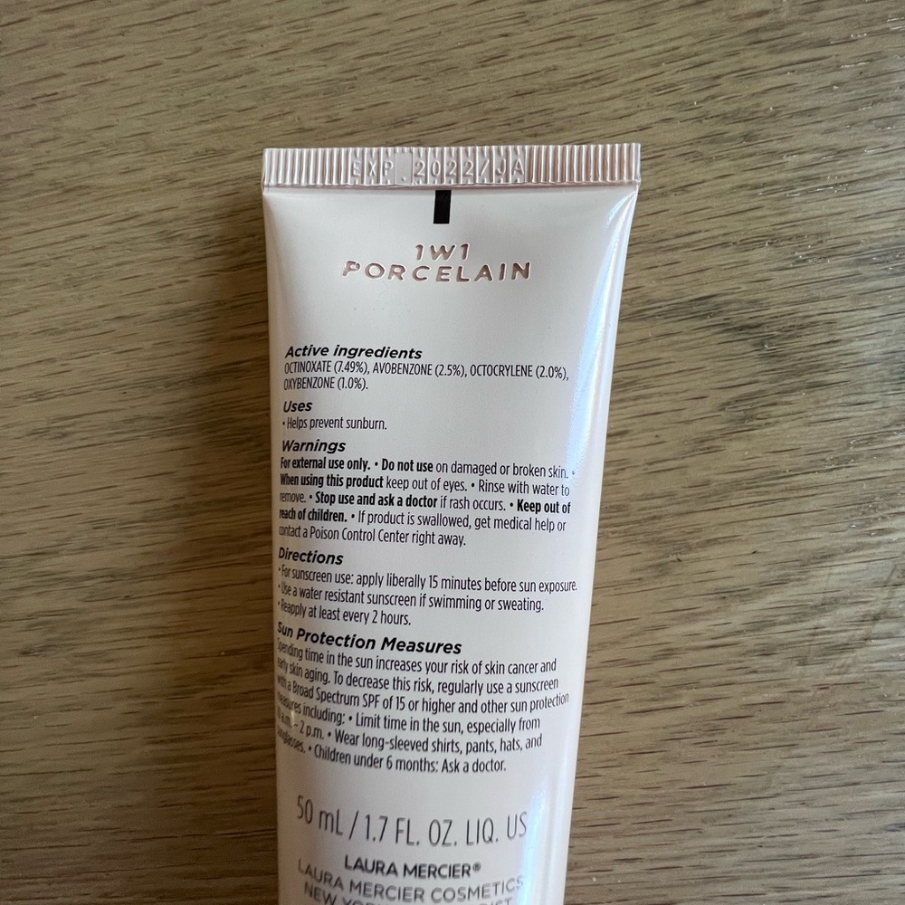 Laura Mercier Tinted Moisturizer Light Revealer Skin Illuminator 1W1 Porcelain - Picture 6 of 8